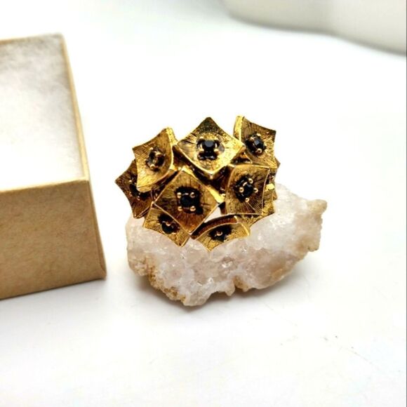 Gold tone with gorgeous garnet stone ring size 7 - Picture 1 of 5